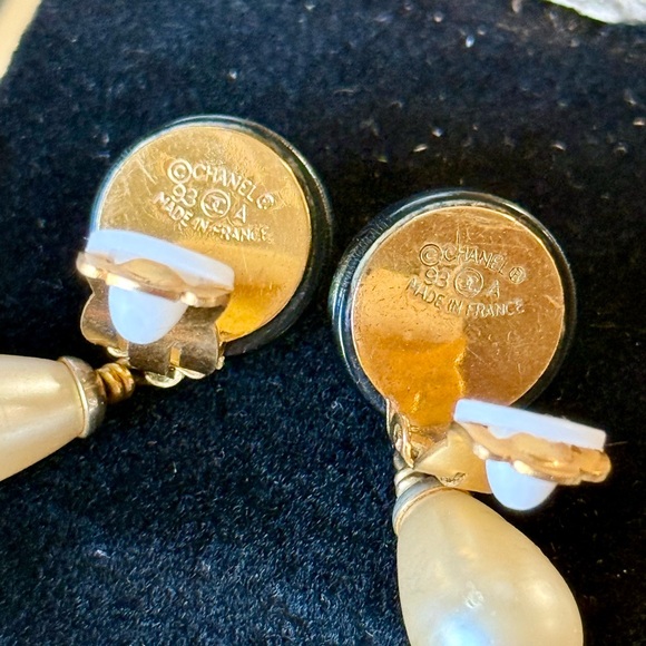 CHANEL CC Black/Gold Pearl Clip-on Earrings - Picture 3 of 6